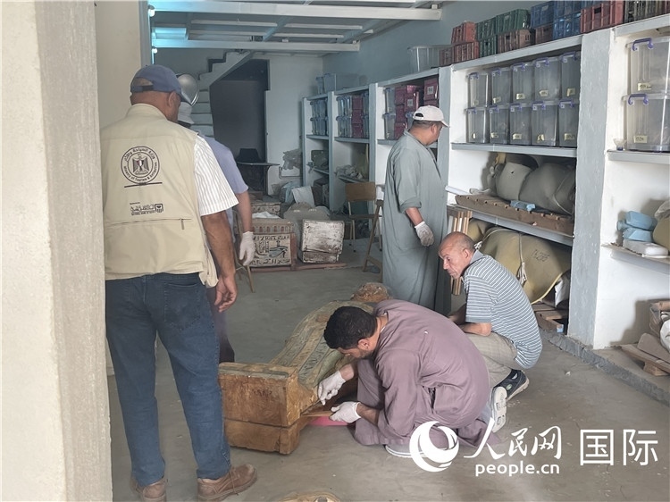 圖為中埃薩卡拉新出土文物數(shù)字化調(diào)查與研究項(xiàng)目團(tuán)隊(duì)在工作現(xiàn)場(chǎng)。薛江攝