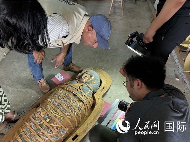 圖為中埃薩卡拉新出土文物數(shù)字化調(diào)查與研究項(xiàng)目團(tuán)隊(duì)在工作現(xiàn)場(chǎng)。薛江攝