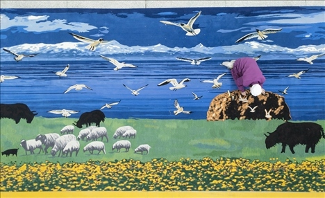 在青海省西寧市圣源地毯集團有限公司生產(chǎn)車間，操作工檢查毯面、拔花刺（2023年2月4日攝）。新華社記者 才揚 攝