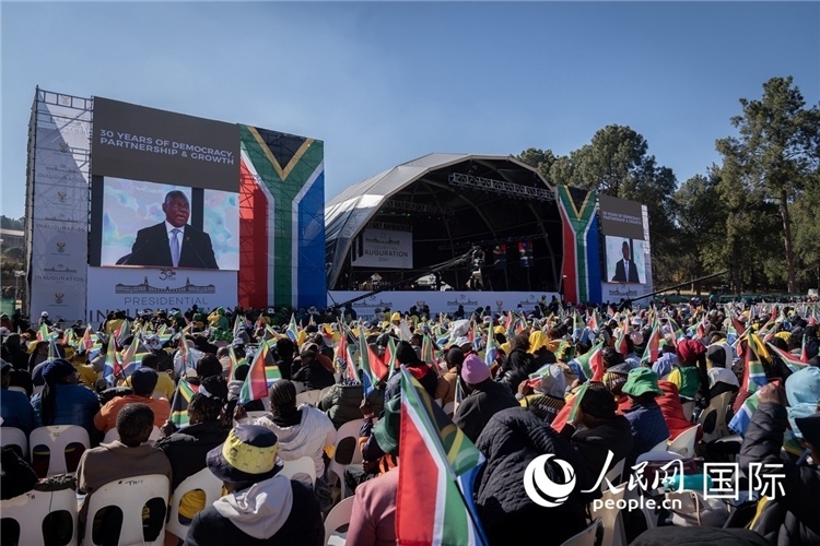 南非民眾觀看拉馬福薩總統(tǒng)就職演說。 人民日報非洲中心分社 希拉茲·莫林攝