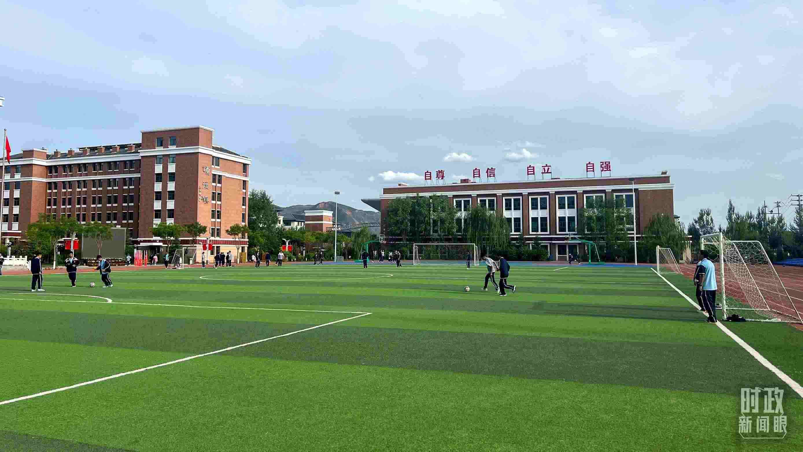 △果洛西寧民族中學(xué)。（總臺(tái)央視記者楊波、楊新禹拍攝）