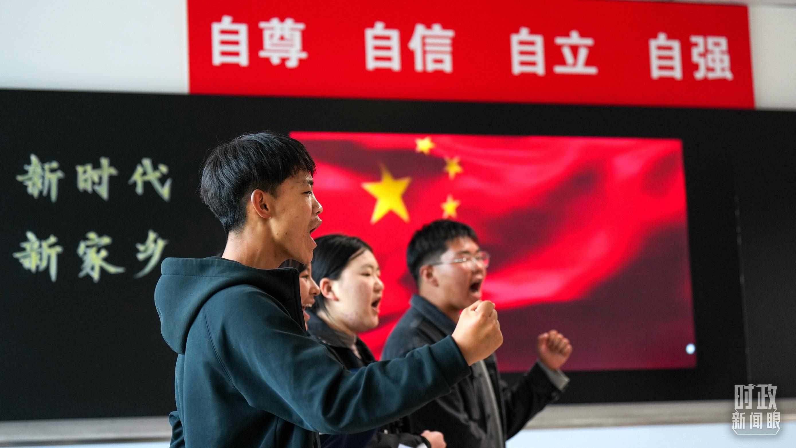 △果洛西寧民族中學(xué)高一（1）班的“新時(shí)代、新家鄉(xiāng)”主題思政課。（總臺(tái)央視記者許永松、國(guó)廣記者李晉拍攝）