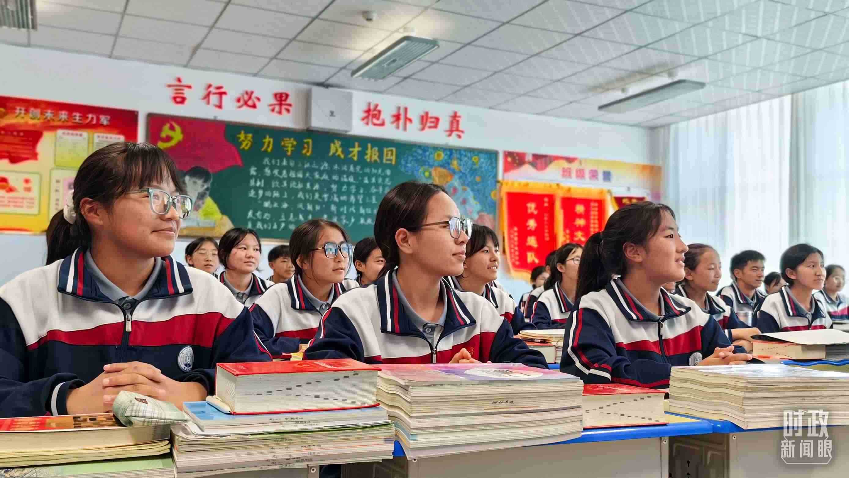 △果洛西寧民族中學(xué)高一（1）班的“新時(shí)代、新家鄉(xiāng)”主題思政課。（總臺(tái)央視記者段德文拍攝）