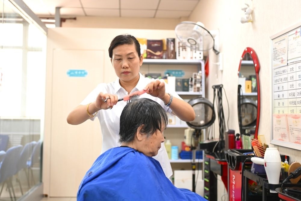 6月20日，長城花園社區(qū)的志愿者為居民理發(fā)。