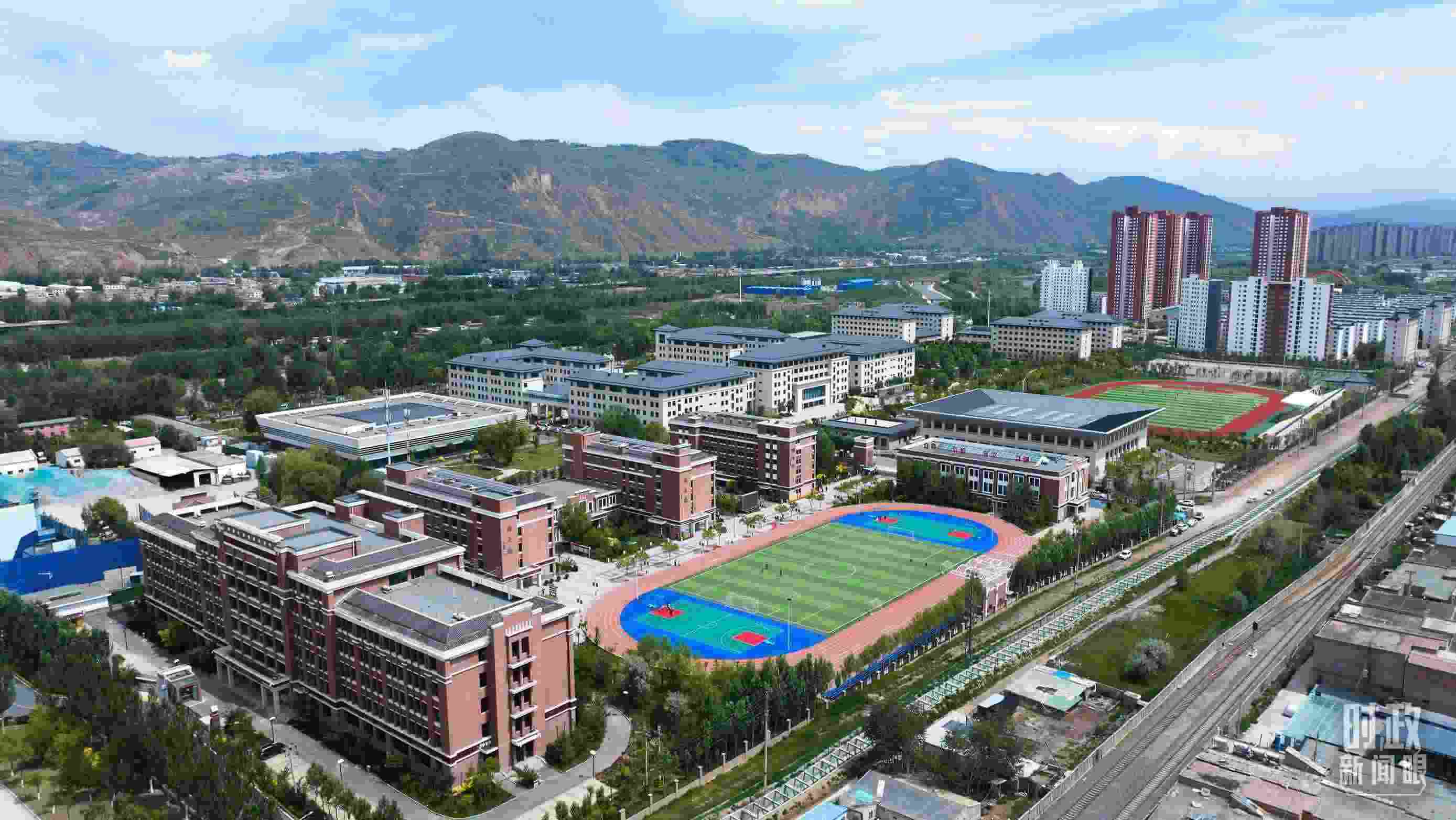 △果洛西寧民族中學(xué)。（總臺(tái)記者閆懋鵬拍攝）