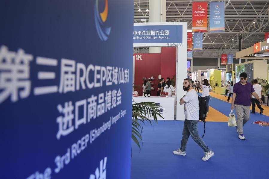 2023年8月18日，人們?cè)诘谌龑肦CEP區(qū)域（山東）進(jìn)口商品博覽會(huì)上參觀。新華社發(fā)（許傳寶 攝）