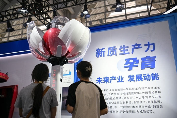 6月20日，與會者參觀天津云圣智能科技有限責(zé)任公司展區(qū)展出的“圣·寶蓮燈”全自主無人機巡檢系統(tǒng)。新華社記者 孫凡越 攝