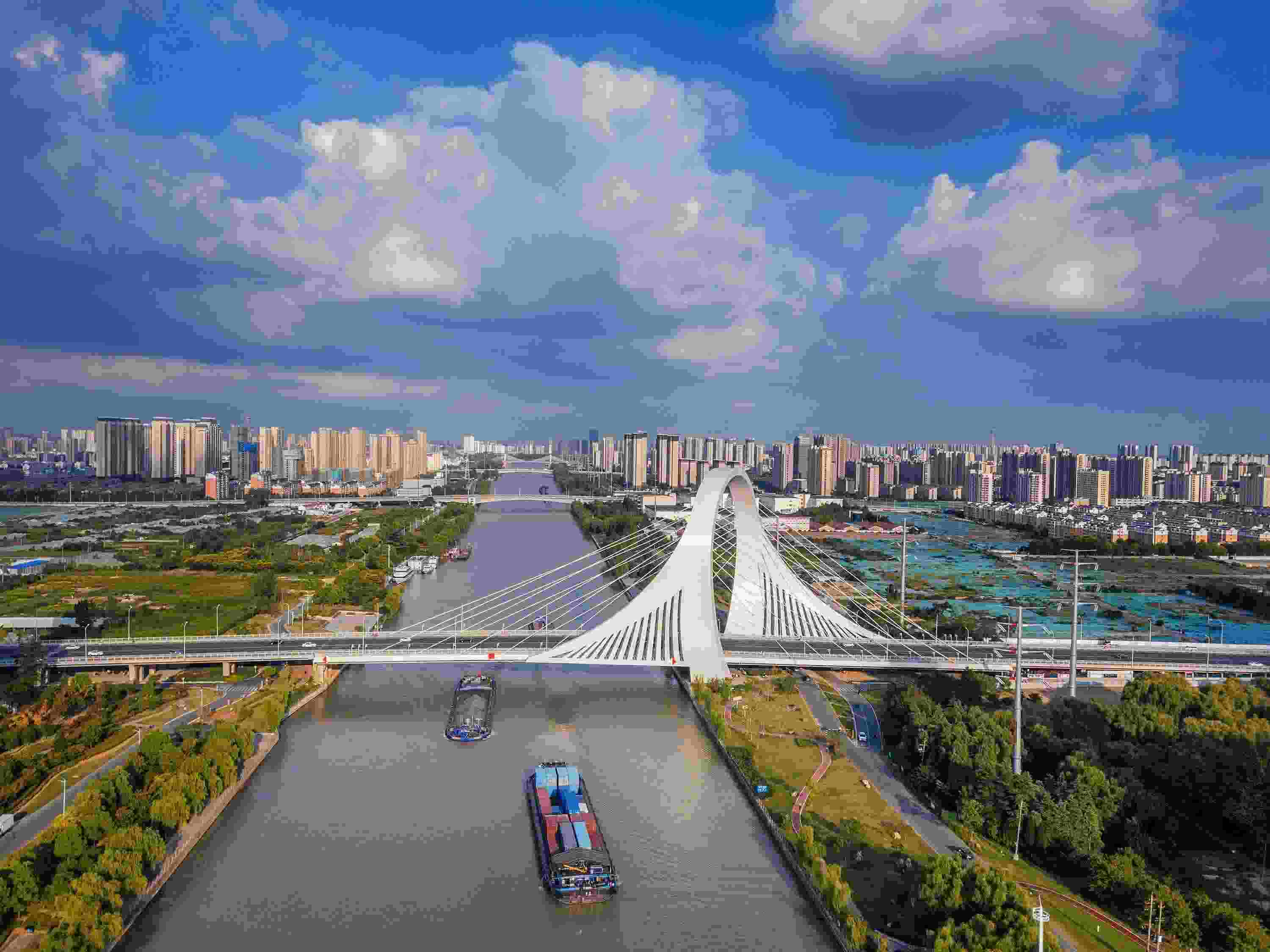 2022年9月12日，幾艘船舶行駛在江蘇淮安運河大橋附近。