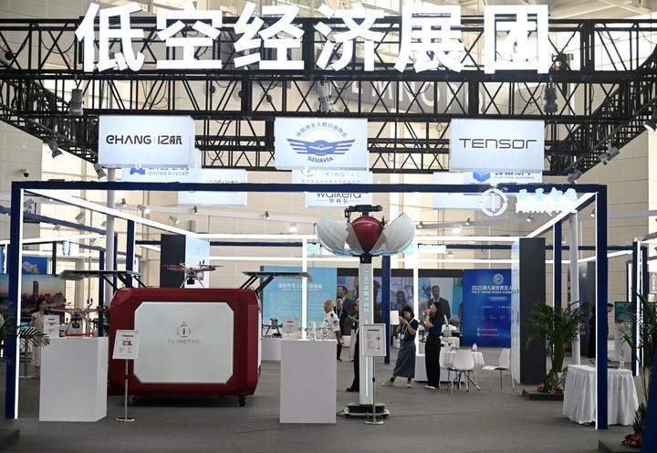 6月20日，參觀者在博覽會低空經(jīng)濟(jì)展團(tuán)參觀。新華社記者 趙子碩 攝