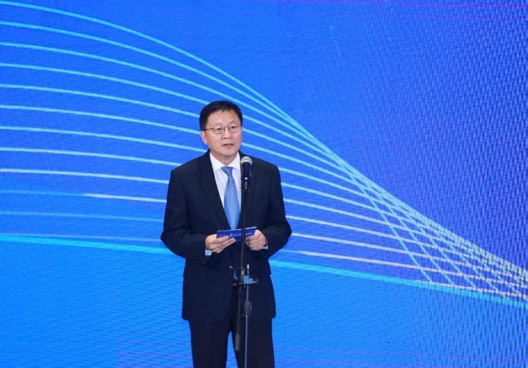 中國(guó)網(wǎng)總編輯王曉輝主持論壇。中國(guó)外文局供圖