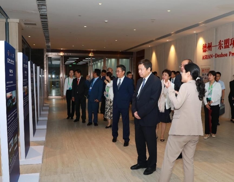 與會(huì)嘉賓參觀圖片展。中國(guó)外文局供圖