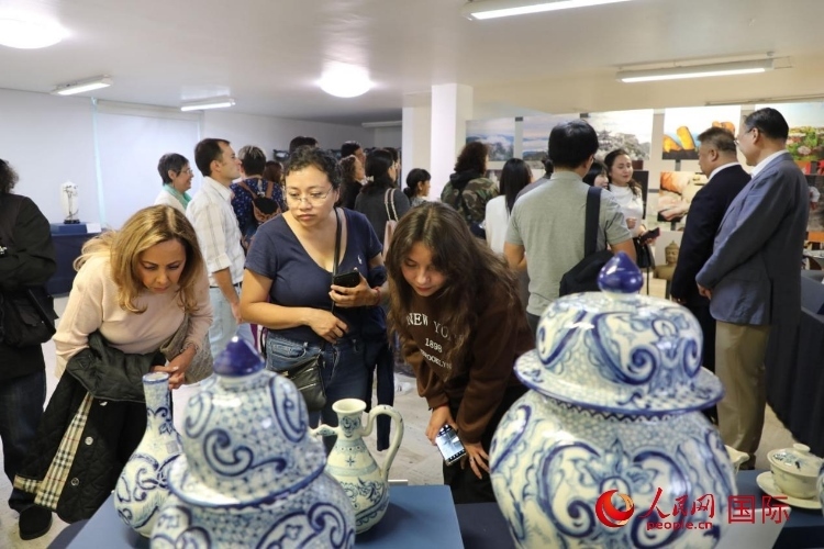 在展覽現(xiàn)場(chǎng)，觀眾們駐足欣賞德化瓷和墨西哥彩瓷。人民網(wǎng) 埃內(nèi)斯托·多明戈斯攝