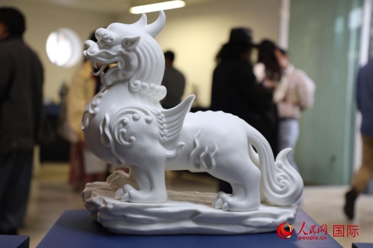 展覽現(xiàn)場(chǎng)的德化白瓷。人民網(wǎng) 埃內(nèi)斯托·多明戈斯攝