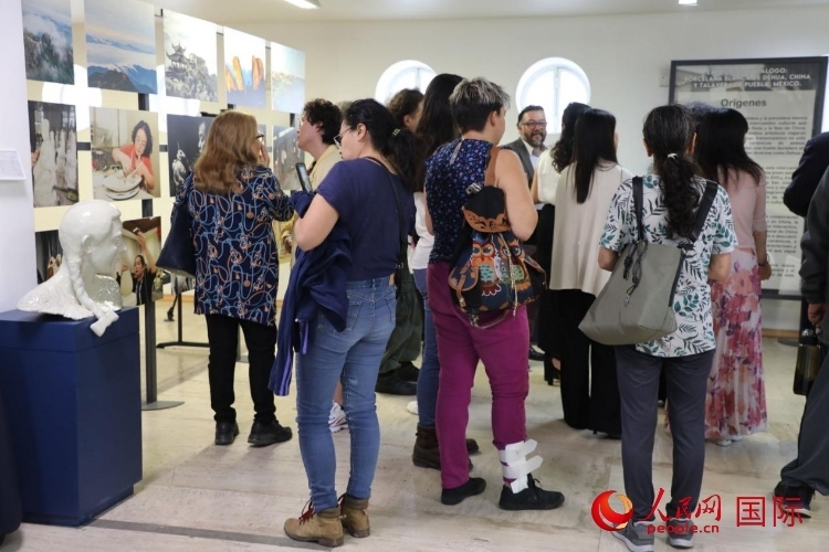 在展覽現(xiàn)場(chǎng)，觀眾們駐足欣賞德化白瓷和墨西哥彩瓷。人民網(wǎng) 埃內(nèi)斯托·多明戈斯攝