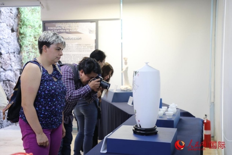 在展覽現(xiàn)場(chǎng)，觀眾們駐足欣賞德化白瓷和墨西哥彩瓷。人民網(wǎng) 埃內(nèi)斯托·多明戈斯攝