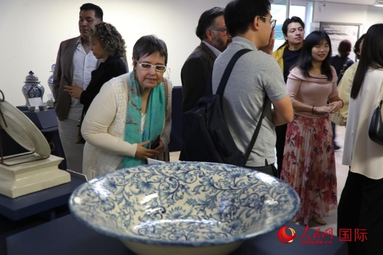 在展覽現(xiàn)場(chǎng)，觀眾們駐足欣賞德化白瓷和墨西哥彩瓷。人民網(wǎng) 埃內(nèi)斯托·多明戈斯攝