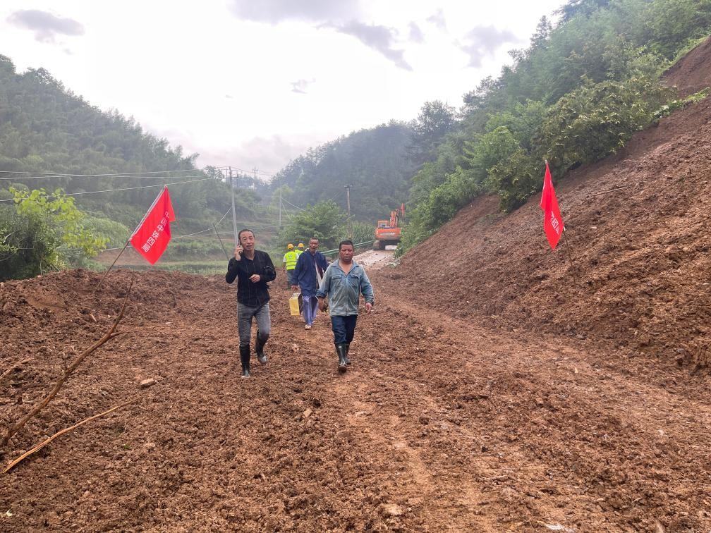 6月22日，木石里008縣道最后一個塌方點搶通。（受訪者供圖）