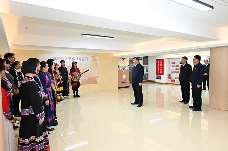 2023年12月14日，習(xí)近平總書記在廣西南寧市良慶區(qū)蟠龍社區(qū)黨群服務(wù)中心文體活動室同社區(qū)居民親切交流。