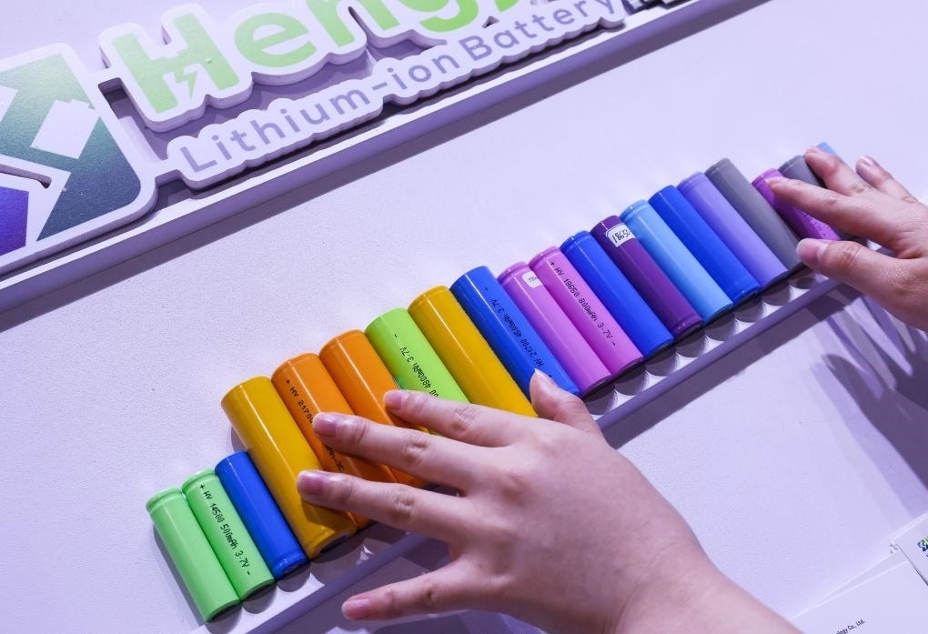 參展商在第135屆廣交會新能源展區(qū)布置鋰電池展品（2024年4月15日攝）。新華社記者 劉大偉 攝