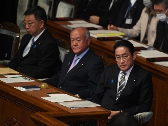 ??2023年12月13日，日本首相岸田文雄（右）參加國會閉會式。新華社記者馮武勇攝