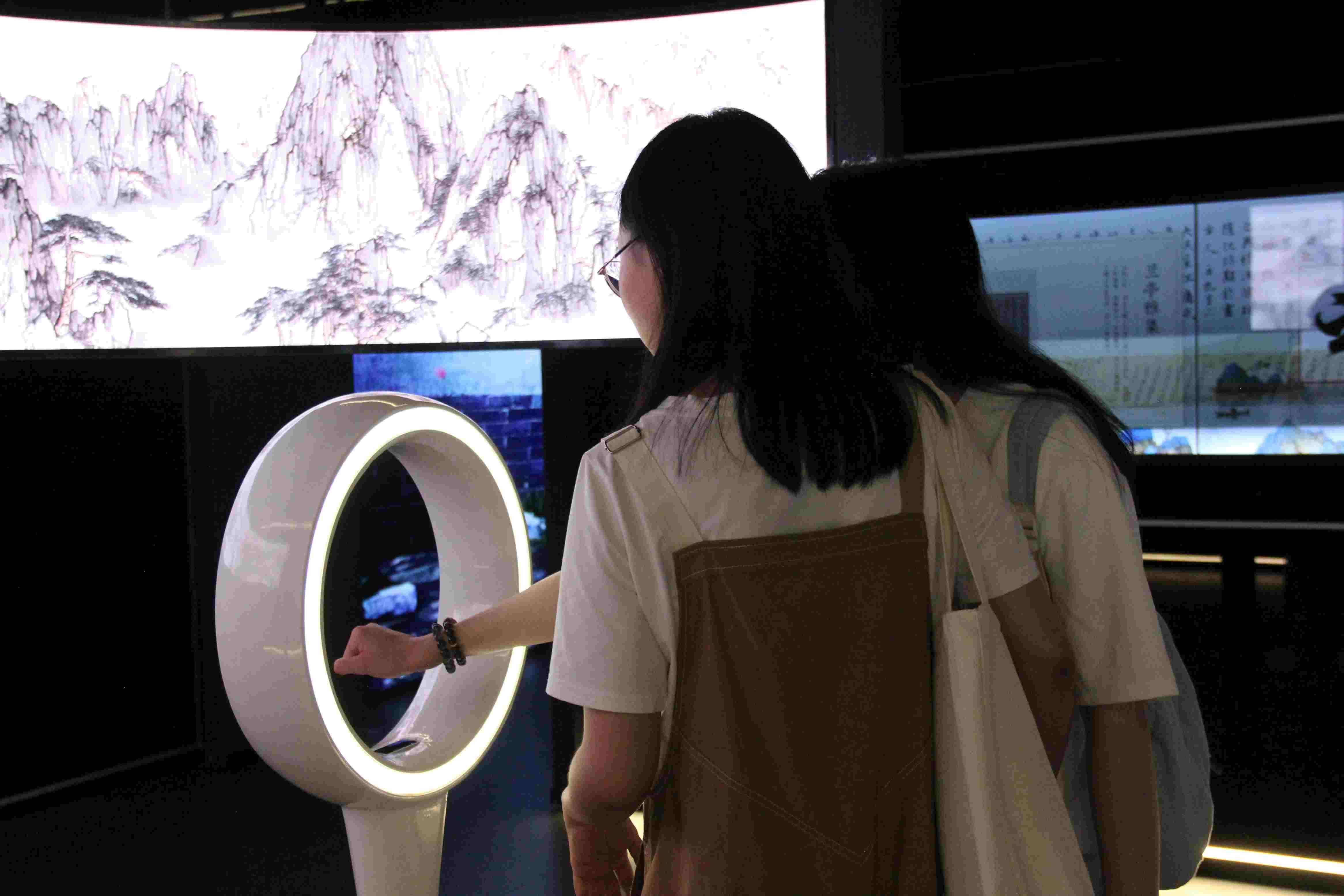游客在“元啟金陵”南京數(shù)字文化客廳參觀并參與互動。受訪者供圖