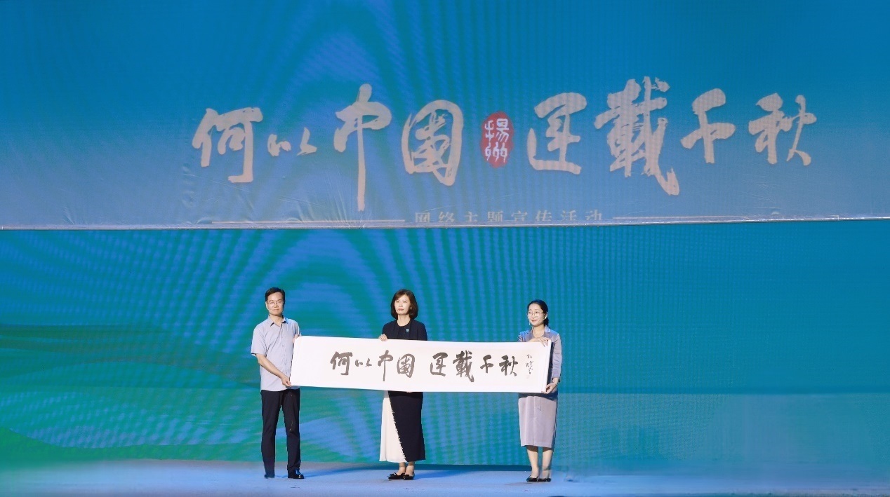 隋唐大運河文化博物館館長曹岳森（左）、揚州中國大運河博物館館長鄭晶（中）、浙東運河博物館負(fù)責(zé)人張慧（右）共同展卷。