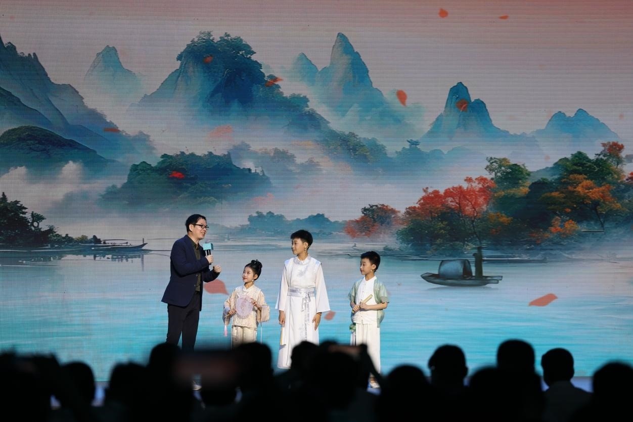 南京師范大學(xué)教授酈波（左一）與2024中國詩詞大會選手張可兒（左二）、姜敬曦（右二），揚州市邗江區(qū)實驗學(xué)校蔣王小學(xué)學(xué)生陸俊屹（右一）趣談大運河詩詞文化。