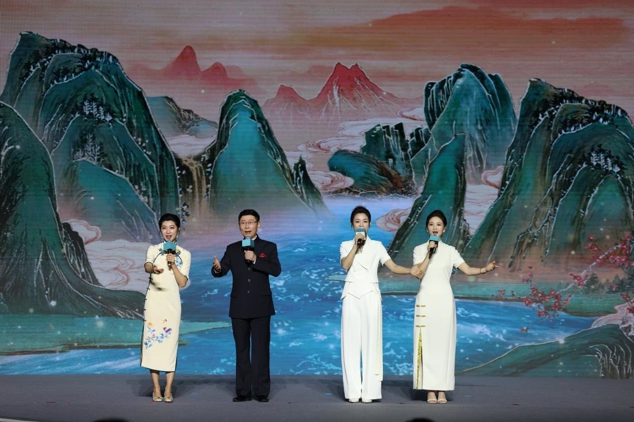 國家一級演員、京劇表演藝術(shù)家王平（左二），國家一級演員、南京藝術(shù)學(xué)院教授單雯（左一），浙江小百花越劇團(tuán)青年演員陳麗君（右二）、何青青（右一）同臺唱響千年運河情。