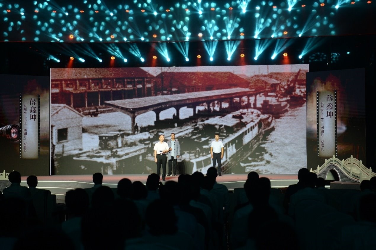 杭州水上巴士“西湖”號原船長薛鑫坤（左）、窯灣古鎮(zhèn)漁民藝術(shù)團(tuán)團(tuán)長沈召明（中）、港航潤楊6060貨船主楊杰偉（右）現(xiàn)場講述。