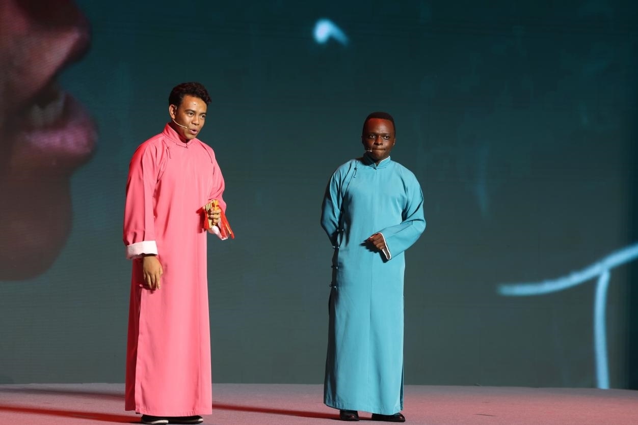 來自馬達(dá)加斯加的北京外國語大學(xué)教師唐磊（左）和來自肯尼亞的天津師范大學(xué)博士生孔愛凱（右）說唱大運河。