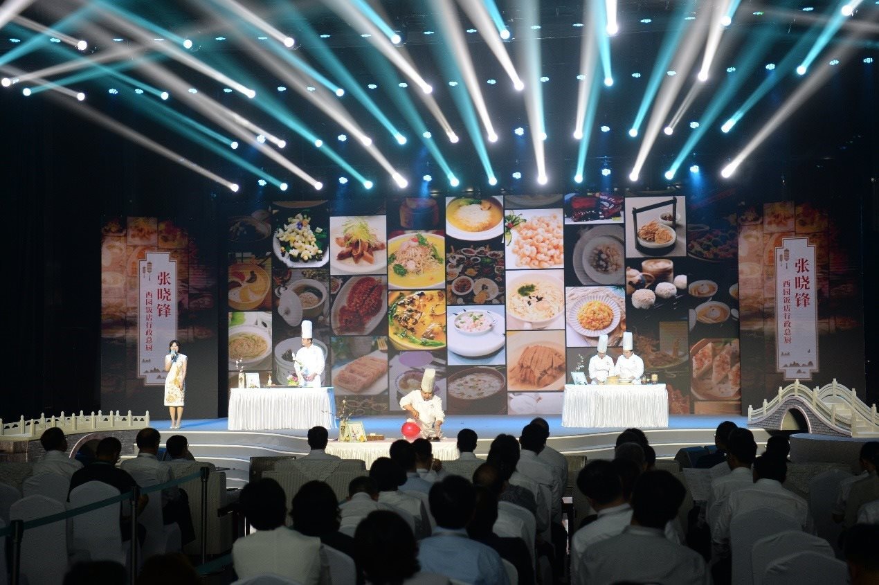 花園國際大酒店廚師長朱燾、西園飯店行政總廚張曉鋒、冶春面點總廚倪秋香、冶春面點制作技藝第五代傳人陳詩雅展示淮揚菜絕技。