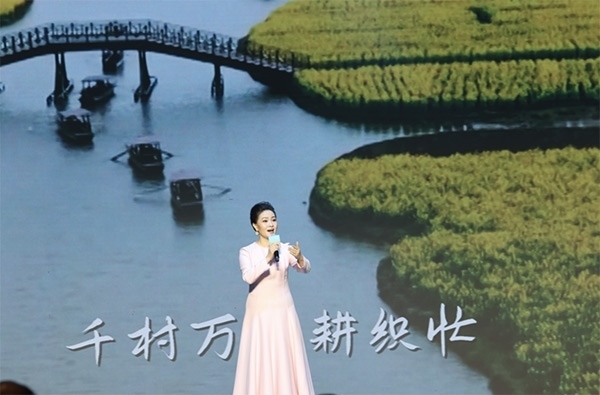 歌唱家、中國音樂學(xué)院教授雷佳現(xiàn)場演唱。