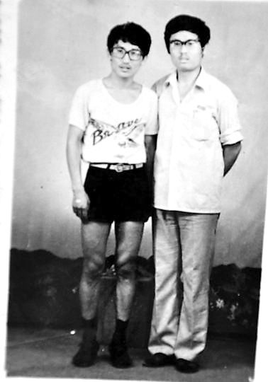 薛其坤（左）與大學(xué)同學(xué)合影。