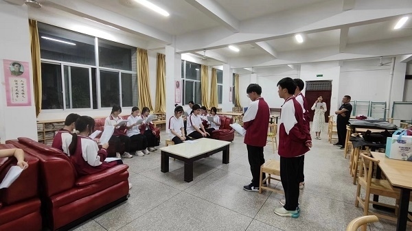 圖②：武平法院法官指導(dǎo)學(xué)生彩排。