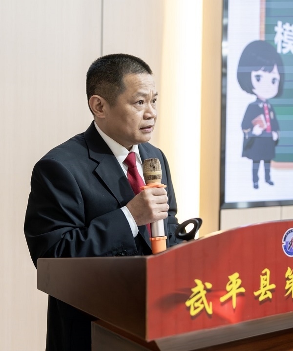 圖④：武平法院刑庭庭長候良石在模擬法庭后為學(xué)生上普法課。