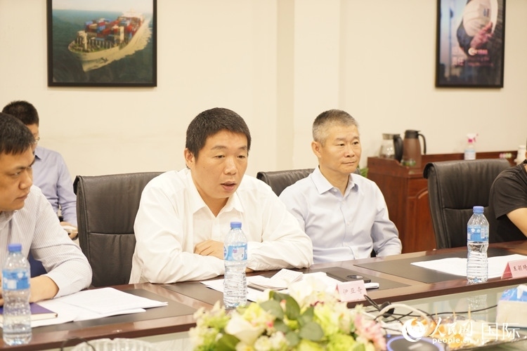 駐尼日利亞使館領(lǐng)僑處主任伊亞奇（中）講話。人民網(wǎng)記者 姜宣攝