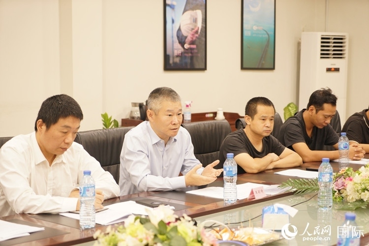 駐尼日利亞使館經(jīng)商處公參王穎琦（左二）講話。人民網(wǎng)記者 姜宣攝