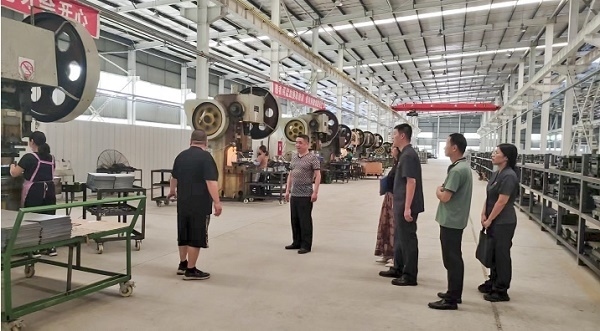 大渡口區(qū)法院法官回訪已盤活的被執(zhí)行企業(yè)。