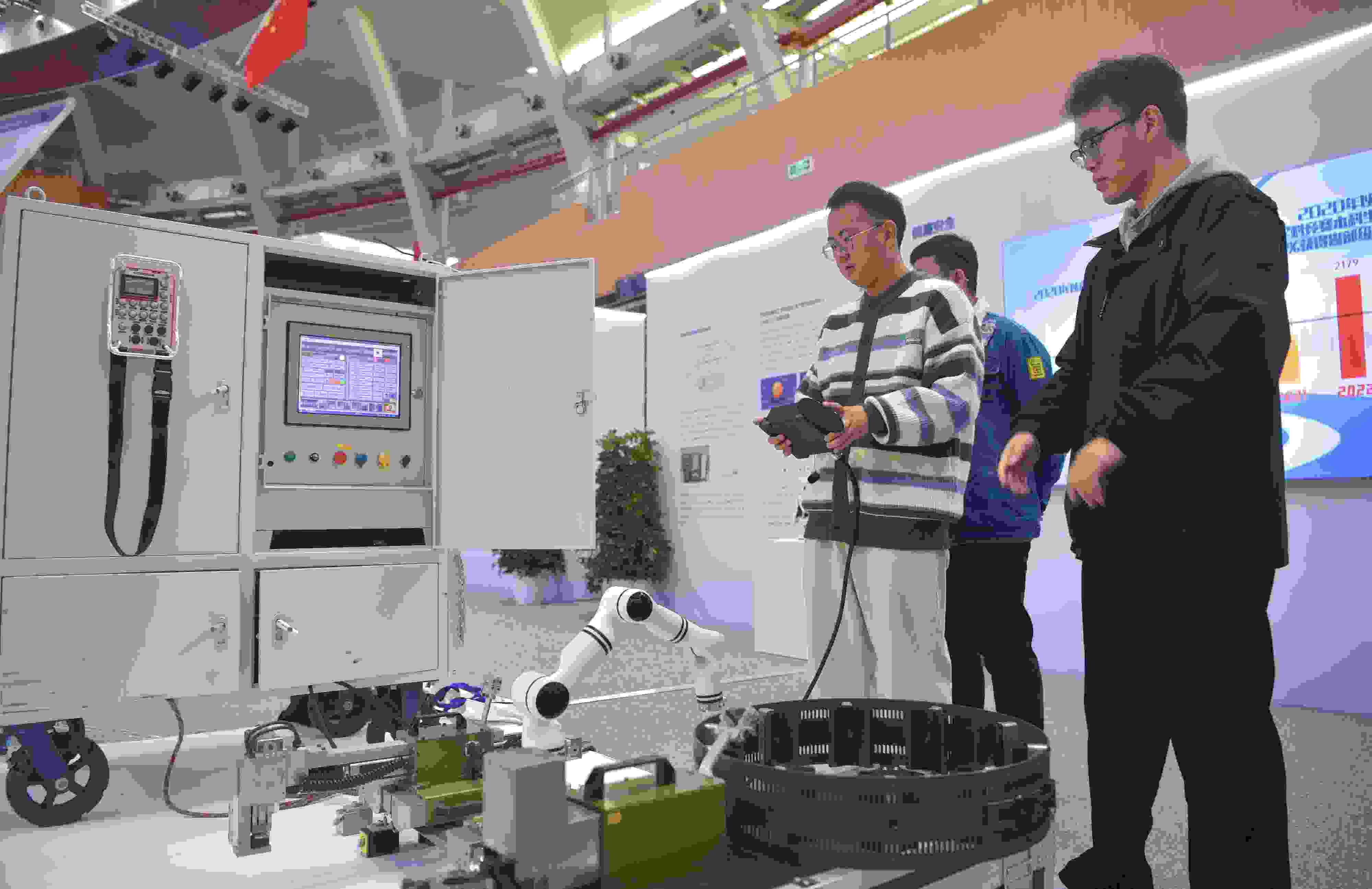 2023年，京南地區(qū)高?？萍汲晒平闀诒本┙ㄖ髮W(xué)大興校區(qū)舉行。圖為高校師生在展示管道全位置焊接機器人系統(tǒng)成果。