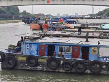 停泊在水上服務(wù)區(qū)的船只。人民網(wǎng)記者 黃鈺攝