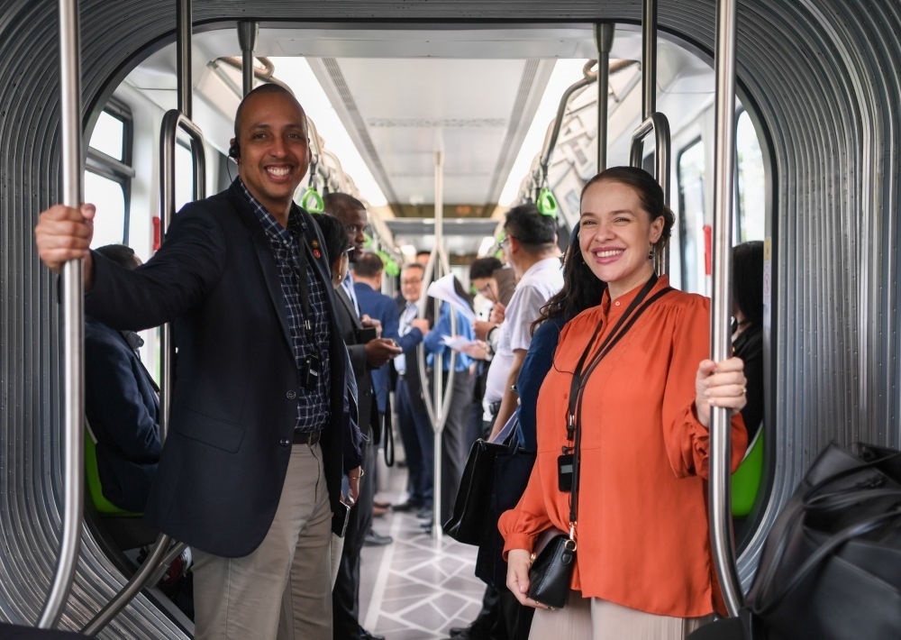 2024年4月22日，拉美和加勒比國家駐華使節(jié)、機(jī)構(gòu)代表和記者應(yīng)外交部邀請，在襄陽騰龍汽車有限公司參訪。新華社記者 杜子璇 攝