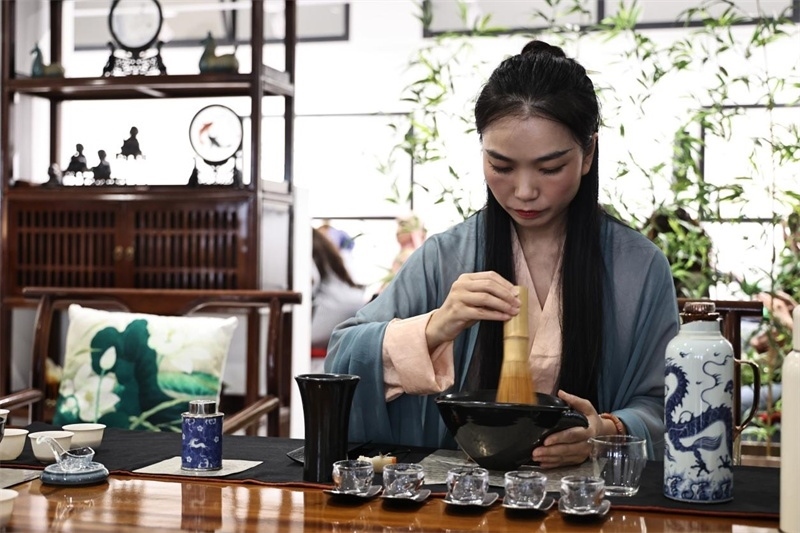 茶藝師現(xiàn)場展示宋式點茶。拉巴特中國文化中心供圖