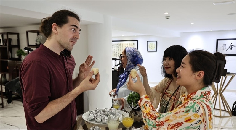 嘉賓品嘗茶葉蛋。拉巴特中國文化中心供圖