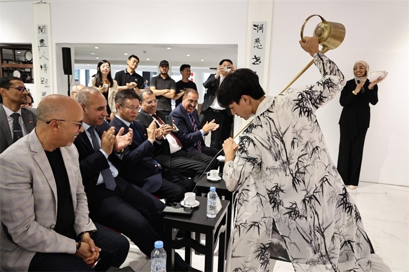 長嘴壺斟茶。拉巴特中國文化中心供圖