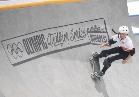 6月20日，鄭好好在比賽中，她在預賽中最佳成績?yōu)?2.60分。當日，巴黎奧運會資格系列賽布達佩斯站滑板女子碗池預賽在布達佩斯舉行。新華社記者 賀燦鈴 攝