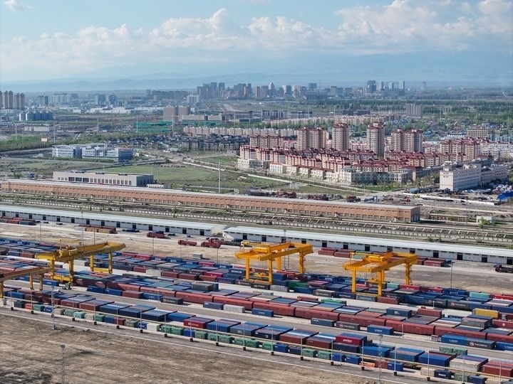 這是2024年4月18日拍攝的霍爾果斯鐵路口岸換裝場（無人機照片）。新華社記者 趙戈 攝