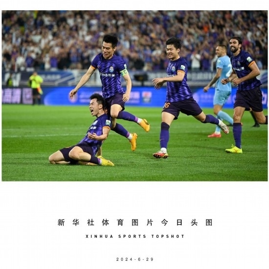  6月29日，天津津門虎隊球員劉俊賢（左一）在比賽中進球后慶祝。新華社記者 孫凡越 攝