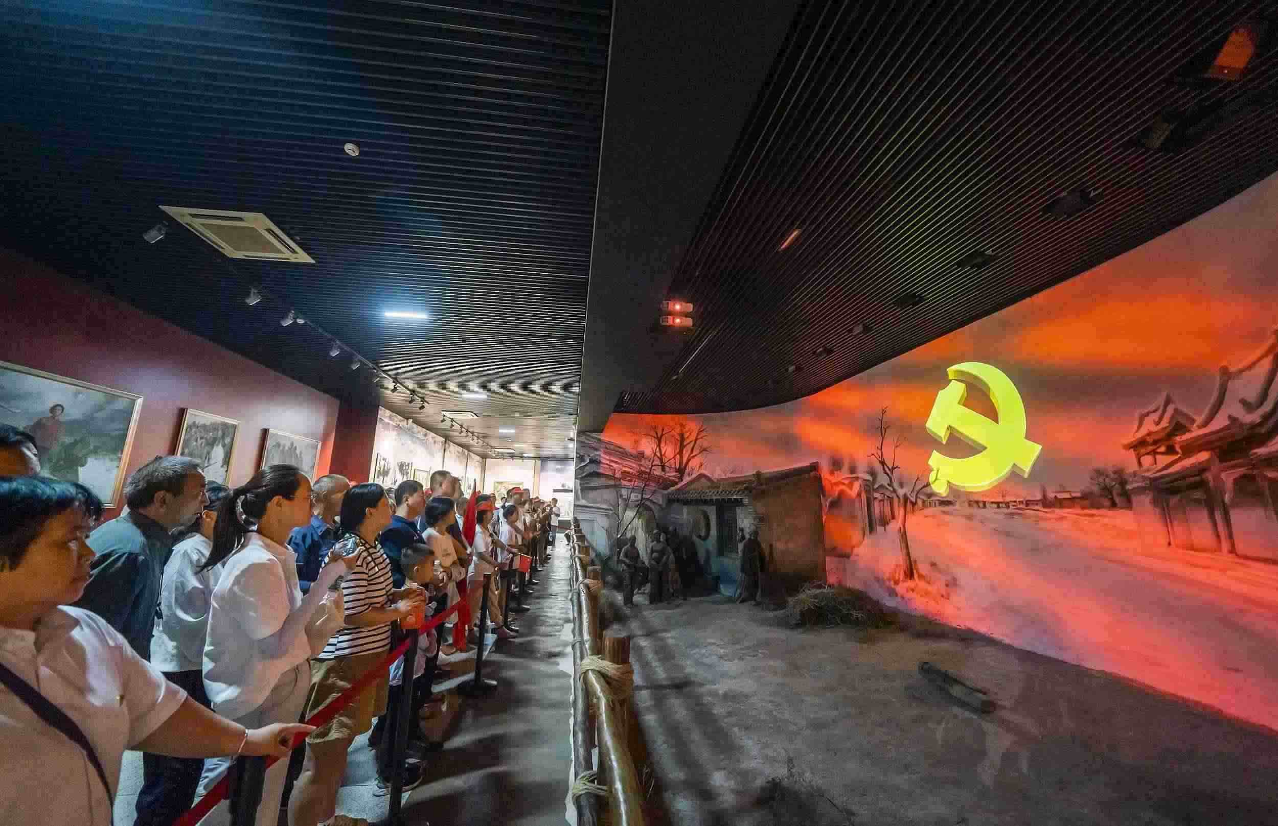 山西呂梁，游客正在文水縣劉胡蘭紀(jì)念館參觀。（圖片來源：視覺中國）