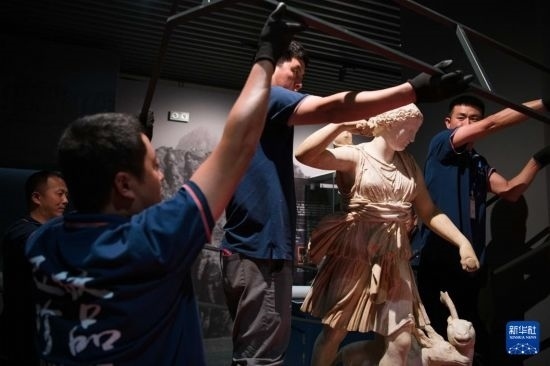 7月2日，工作人員將開箱后的古希臘文物放置在展臺上。新華社記者 張端 攝