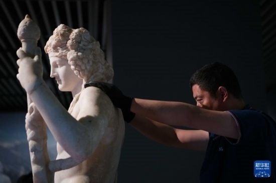 7月2日，工作人員將開箱后的古希臘文物放置在展臺上。新華社記者 張端 攝